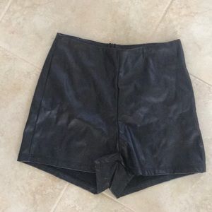 Faux Leather Highrise shorts
